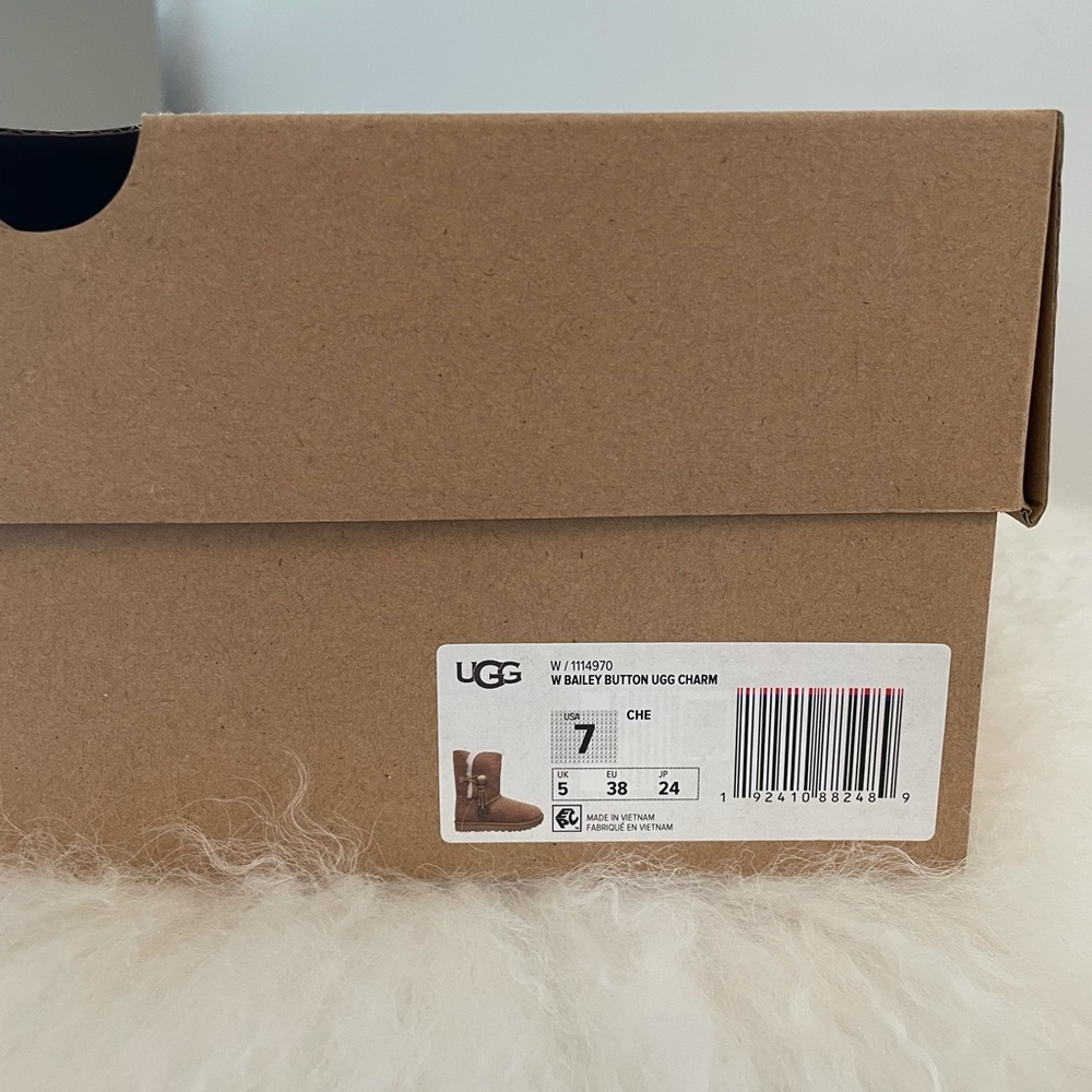 UGGS - Picture 7 of 7